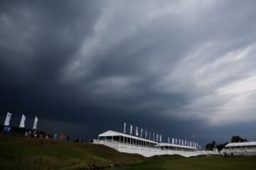 Las nubes de la fotografía presagiaron la suspensión de la primera jornada del Campeonato BMW de Conway Farms Golf Club en Illinois.