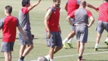 Fernando Llorente (c) en el entrenamiento del Sevilla.