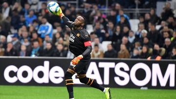 Marseille's French goalkeeper Steve Mandanda passes the ball during the French L1 football match between Olympique de Marseille (OM) and Brest at the Orange Velodrome stadium in Marseille, southeastern France, on November 29, 2019. - man (Photo by GE