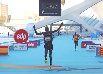 El keniano ganó la media maratón estableciendo una marca de 57':32''. Récord en Valencia.