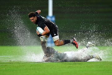 Todas las incomodidades que acarrea la lluvia aplicada a la mayoría de disciplinas deportivas se convierten en ventajas (cuando el campo está bien cuidado) si hablamos de rugby. Lo demuestra esta imagen, en la que un jugador sudafricano se desliza ayudado por el agua para placar a un neozelandés en el Rugby Championship sub-20.