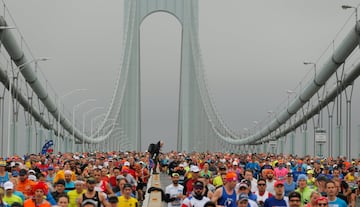 El grupo de participantes a su paso por el Verrazano-Narrows Bridge.