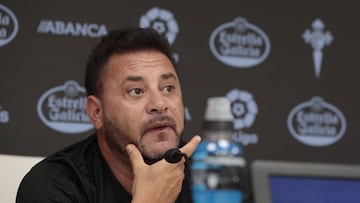 Antonio Mohamed escucha una pregunda durante la rueda de prensa previa al partido entre el Celta y el Alav&eacute;s. 