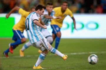 BEIJING, CHINA - OCTOBER 11:  Lionel Messi of Argentina (Front) competes the ball during Super Clasico de las Americas between Argentina and Brazil at Beijing National Stadium on October 11, 2014 in Beijing, China.  (Photo by Feng Li/Getty Images)