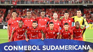 America players pose for a team photo before the Copa Sudamericana group stage football match between Colombia's America de Cali and Uruguay's Racing at the Olimpico Pascual Guerrero stadium in Cali, Valle del Cauca, Colombia, on May 27, 2025. (Photo by Joaquin Sarmiento / AFP)