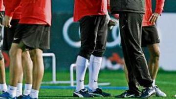 <b>VUELTA AL TRABAJO. </b>Guardiola saludó afectuosamente a Pinto a su regreso a los entrenamientos.