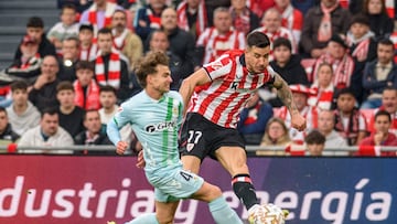 BILBAO, 22/03/2026.El defensa del Athletic Club de Bilbao Yuri Berchiche (d) juega el balón ante el defensa del Real Betis Ángel Ortiz (i), durante el partido de la jornada 29 de LaLiga entrel el Athletic Club y el Real Betis, este domingo en el estadio de San Mamés en Bilbao.-EFE/ Javier Zorrilla