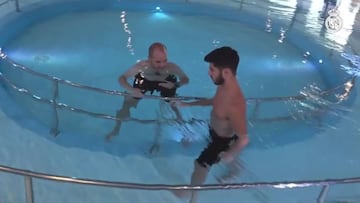 Asensio sigue con su recuperación con ejercicios en la piscina