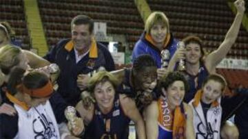 <b>CAMPEONAS.</b> El Ros Casares se proclamó vencedor de la Copa de la Reina tras ganar al San José.