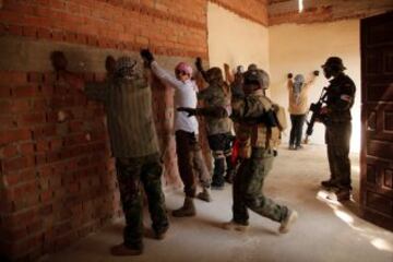 Varios jugadores durante un partido de airsoft en Coin, cerca de Málaga.