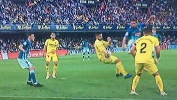 Álvaro golpea con la mano el disparo de Koke.