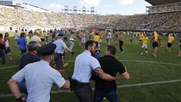 La invasi&oacute;n de campo en el estadio Gran Canarias, previo al gol del C&oacute;rdoba. 