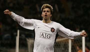 Firmó su primer contrato profesional con el Manchester United. Donde jugó tres temporadas. En la temporada 2008/09 volvió a la que es su casa.  Como blaugrana ha jugado 485 partidos. 