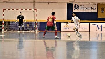 Adolfo conduce un balón en el amistoso entre España y Portugal.