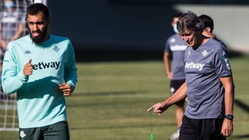 Borja Iglesias, junto a Pellegrini. 