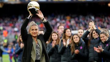 BARCELONA, 04/12/2021.- La jugadora del FC Barcelona Alexia Putellas, levanta el Bal&oacute;n de Oro Femenino que gan&oacute; antes del partido de Liga que FC Barcelona y Betis disputan este s&aacute;bado en el estadio Camp Nou de Barcelona. EFE/ Alejandr