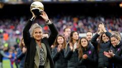 BARCELONA, 04/12/2021.- La jugadora del FC Barcelona Alexia Putellas, levanta el Bal&oacute;n de Oro Femenino que gan&oacute; antes del partido de Liga que FC Barcelona y Betis disputan este s&aacute;bado en el estadio Camp Nou de Barcelona. EFE/ Alejandr