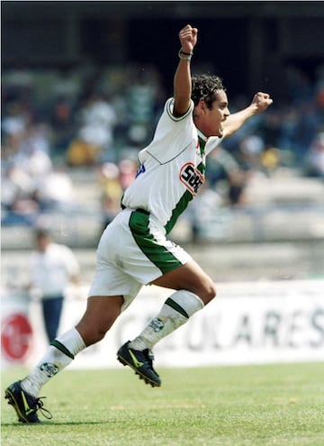 Altamirano emocionaba a los aficionados con su velocidad, potencia en el disparo y garra durante los noventa minutos por toda la banda derecha.