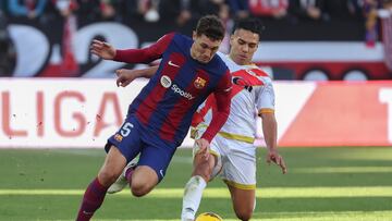 MADRID, 25/11/2023.- El defensa danés del FC Barcelona Andreas Christensen (i) disputa una posesión ante Radamel Falcao (d) delantero del Rayo Vallecano durante el partido de LaLiga EA Sports que ha enfrentado al Rayo Vallecano y el FC Barcelona en el estadio de Vallecas, este sábado. EFE/Kiko Huesca