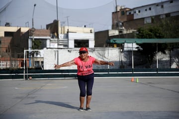 Maria Angelica Ramos a sus 92 años de edad, sigue entrenando a jovenes y niños en el distrito de Los Olivos en Lima, con la misma ilusión desde hace más de 40 años.