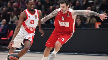 MIL01. MILÁN (ITALIA), 20/12/2017.- Rodrigue Beaubois (i) de Vitoria Gasteiz encesta sobre Vladimir Micov (d) de Armani Exchange Milán hoy, miércoles 20 de diciembre de 2017, durante un juego de la Euroliga de Baloncesto en Assago Forum, cerca a Milán (Italia). EFE/Daniel Dal Zennaro