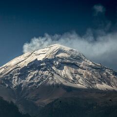 ¿Dónde se encuentra el volcán Popocatépetl y a qué distancia está de Cuernavaca y Tlaxcala?