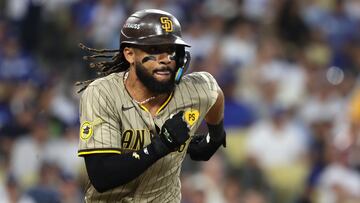 Los Angeles (United States), 06/10/2024.- San Diego Padres' Fernando Tatis Jr. hits a double during the Major League Baseball (MLB) National League Division Series playoff game one between the San Diego Padres and the Los Angeles Dodgers in Los Angeles, California, USA, 05 October 2024. The series is the best-of-five games. EFE/EPA/ALLISON DINNER