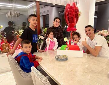 Pese a que Cristiano y Georgina recibieron a su primer hija juntos, Alana Martina, en el 2017; la modelo se ha convertido en una figura materna para los demás hijos del astro luso, Cristiano Jr., Mateo y Eva. 