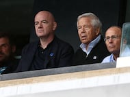 EAST RUTHERFORD, NEW JERSEY - SEPTEMBER 24: FIFA president Gianni Infantino, left, and owner Robert Kraft of the New England Patriots attend a game between the New England Patriots and the New York Jets at MetLife Stadium on September 24, 2023 in East Rutherford, New Jersey. Elsa/Getty Images/AFP (Photo by ELSA / GETTY IMAGES NORTH AMERICA / Getty Images via AFP)