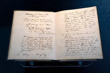 En este cuaderno manuscrito se redactaron las primeras 13 reglas del fútbol, en 1963. La piedra fundacional. 