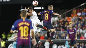 Arthur disputa un balón aéreo con Coquelin.