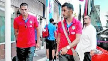<b>DE VIAJE. </b>Simao y Juanito, con las maletas preparadas. El Atlético se desplaza hoy a Londres.
