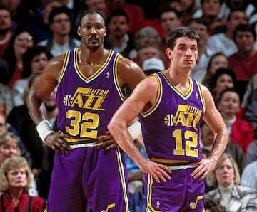 Siempre que alguien piensa en una pareja como tal, se piensa en Stockton y Malone. Con una asociación casi eterna en los Jazz, ambos fueron los que más y mejor desafiaron a Michael Jordan y sus Bulls, pero nunca ganaron el anillo, la única mancha en un currículum casi impoluto. Malone es el segundo máximo anotador de la historia (con LeBron James acechando) y Stockton, el máximo asistente. Toda una década, siendo aspirantes con Jerry Sloan en el banquillo y el acérrimo y ruidoso público de Salt Lake Ciry aplaudiendo una interpretación genial del contraataque y el pick and roll de sus dos estrellas. “La medalla del amor, Romeo y Julieta, hoy te quiero más que ayer pero menos que mañana”, como decía Andrés Montes. Era, desde luego, la mejor definición para ellos.