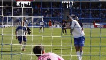 <b>GOL. </b>Antonio Hidalgo marca de penalti el primer tanto que ponía por delante al Tenerife.