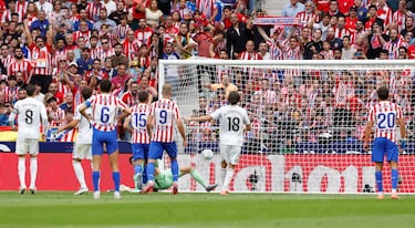 Julián Álvarez marca de lanzamiento de falta el 4-2 para el Atlético de Madrid. 