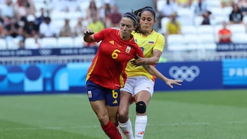 LYON, 03/08/2024.- La centrocampista de Espa?a Aitana Bonmati (i) y la centrocampista de Colombia, Marcela Restrepo durante el partido de cuartos de final de f¨²tbol femenino de los Juegos Ol¨ªmpicos de Par¨ªs 2024, disputado en el Estadio de Lyon (Francia). EFE/ Kiko Huesca