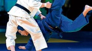 <b>A PARES. </b>Uematsu cayó, pero logró una medalla de plata.