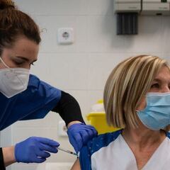 Vacunación por comunidades en España: posibles fechas, dosis y franjas de edad esta semana