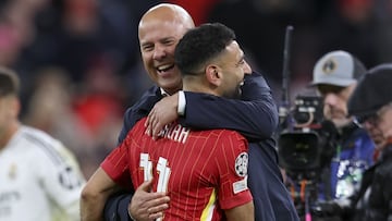 Mohamed Salah y Arne Slot, jugador y entrenador del Liverpool, se abrazan tras un partido.