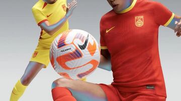 Otra selección que usa el rojo como color de su equipación principal es China, a la que viste Nike con una equipación sencilla y directa. Detalles amarillos en mangas y cuello y justo lo contrario en la segunda equipación: amarilla con detalles rojos.