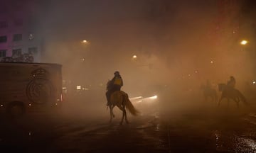 Bufandas al aire, el humo de las bengalas y el autobs del Real Madrid y el del Atltico avanzan entre la niebla... Las aficiones recibieron de esta manera a sus  equipos.