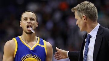 Stephen Curry y Steve Kerr durante el partido contra los Washington Wizards.