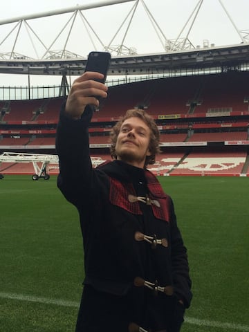 Alfie Allen, who plays Theon Greyjoy, takes a selfie at the Emirates Stadium.