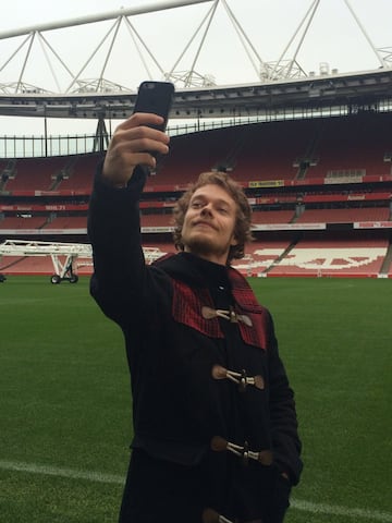 El actor que interpreta a Theon Greyjoy es un fanático del Arsenal. No duda en subir muchas publicaciones de su afición al conjunto gunner. 
En la imagen dentro del Emirates Stadium.