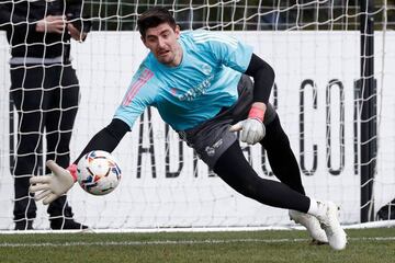 Courtois detiene un disparo en un entrenamiento del Real Madrid.