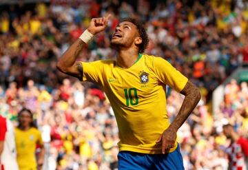 Neymar volvió a jugar con Brasil y marcó.