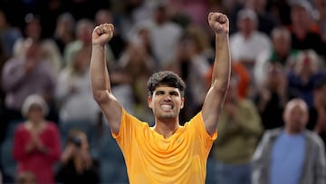 Carlos Alcaraz celebra su victoria contra Joao Fonseca en Miami.