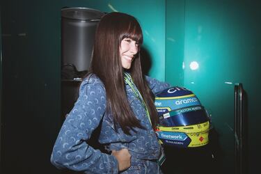 Aitana Ocaña Fernando Alonso y Aitana Ocaña posan en el box de Alpine durante el Gran Premio de México de Fórmula 1.