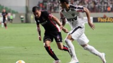 Gonzalo Fierro marca a Douglas Santos de Atlético Mineiro en la derrota en Brasil.