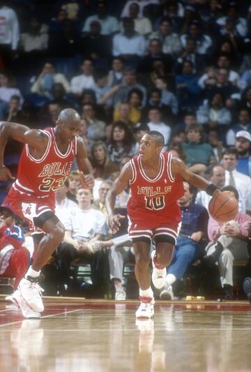 <b>- Años con Jordan:</b> 1989-1993<br> <b>- Estadísticas en temporada regular con Jordan:</b> 9,1 puntos, 49% en tiros de campo, 44% en triples.<br> <b>- Estadísticas en playoffs con Jordan:</b> 7,2 puntos, 47% en tiros de campo, 43% en triples.<br> <b>- Anillos con Jordan:</b> 3<br> <p>Suya es la famosa frase de la 1994-95, cuando dijo <i>con todos mis respetos para Michael, nosotros no hemos ganado tres anillos por un solo jugador.</i> La declaración era atrevida, pero tenía sentido, y los Bulls rozaron las finales del Este llevando a los Knicks de Pat Riley al séptimo partido en segunda ronda. Armstrong era un base sólido, con carácter, buenas actitudes para la defensa y un gran conocimiento del juego que le permitió adaptarse perfectamente al triángulo ofensivo ideado por Tex Winter y que se desarrolló a las órdenes de Phil Jackson.